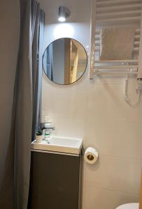 y baño con lavabo y espejo. en Downtown Mini Apartment, en Budapest