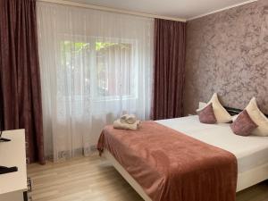 1 Schlafzimmer mit 2 Betten und einem Fenster in der Unterkunft Casa Cristina Bianca in Eforie Nord