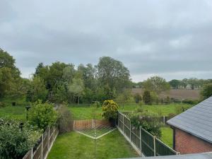 uitzicht op een tuin vanaf het dak van een huis bij Fern Cottage in Thorpe le Soken
