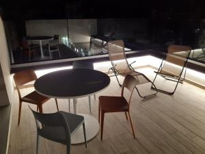un gruppo di sedie e un tavolo in una stanza di LE DIMORE DI VIA VENEZIA a Civitanova Marche