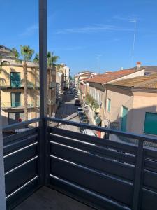 balcone con vista su una strada con edifici di LE DIMORE DI VIA VENEZIA a Civitanova Marche