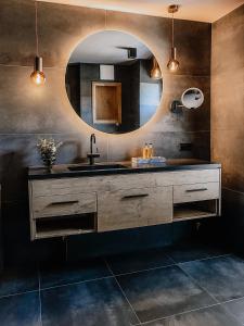 ein Bad mit einem Waschbecken und einem Spiegel in der Unterkunft Hotel Atlantic in Westerland
