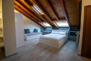 1 dormitorio con cama y sofá en 180° on the lake, en Pella