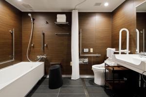 Four Points by Sheraton Nagoya, Chubu International Airport في شوبو: حمام مع حوض ومرحاض ومغسلة