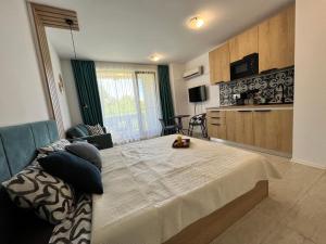 1 dormitorio con 1 cama grande en una habitación en Луксозно студио 3G в Green Life Beach Resort en Sozopol