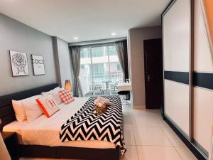 1 dormitorio con 1 cama grande y balcón en Mont kiara 5-Star Deluxe Suite 2-4pax en Kuala Lumpur