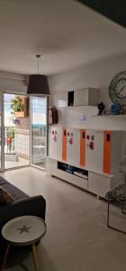 un soggiorno con cucina completa di divano e tavolo di Centric Rooms Mercado ad Alicante