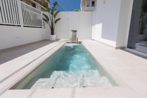 una piscina en el piso de una casa en Bossa Bay Suites with Private Pool - MC Apartments Ibiza en Ibiza