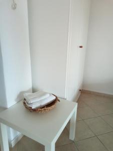 Akrogiali Apartments في باراليا سكوتنيس: طاولة بيضاء عليها منشفتين