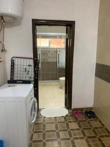 een badkamer met een deur naar een badkamer met een toilet bij Ajloun 2 bedrooms apartment in Ajloun
