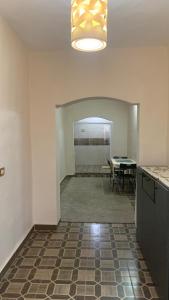 阿傑隆的住宿－Ajloun 2 bedrooms apartment，一间空房间,配有桌子和饭厅