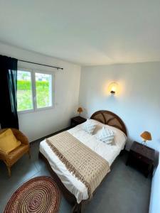 ギソナクシアにあるMaison de 2 chambres avec piscine partagee jardin clos et wifi a Ghisonacciaのベッドルーム(大型ベッド1台、窓付)