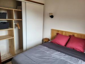 DuilhacにあるGite les Amandiersのベッドルーム1室(ピンクの枕付きのベッド1台付)