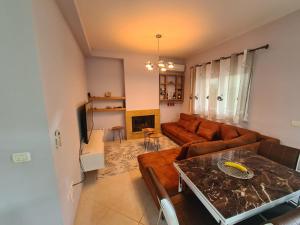 een woonkamer met een bank en een tafel bij Apartamento Famiglia vacanza in Mullini i Danit