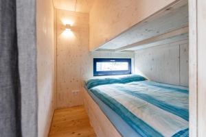Un pat sau paturi într-o cameră la Hausboot AHOI hochwertiges Hausboote mit großer Terrasse und Kamin