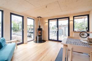 a living room with a fireplace in a house at Hausboot AHOI hochwertiges Hausboote mit großer Terrasse und Kamin in Hamburg