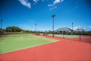 un campo da tennis con due campi da tennis di Luxury room by Grand Vacations a Roches Noires