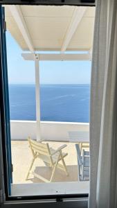 vistas a una playa con 2 sillas y al océano en Sifnos "Sofia apartments" sea view, en Faros