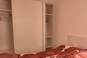 Säng eller sängar i ett rum på City Home near Danube