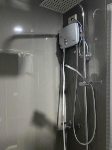 eine Dusche im Bad mit einer Kamera an der Wand in der Unterkunft Air Residences 1-Bedroom condo in Makati in Manila