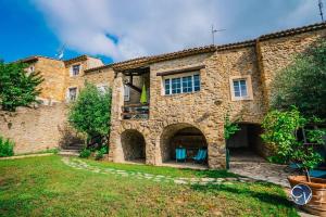 a large stone house with a yard at ☆MAISON PROVENCALE☆3chambres☆Idéal famille in Saint-Marcel-de-Carreiret