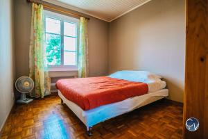 a bedroom with a bed in a room with a window at ☆MAISON PROVENCALE☆3chambres☆Idéal famille in Saint-Marcel-de-Carreiret