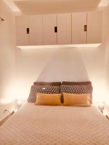 - une chambre avec un lit et des armoires blanches dans l'établissement Mandelieu Grand studio avec Piscine et proche de la Mer, à Mandelieu-la-Napoule