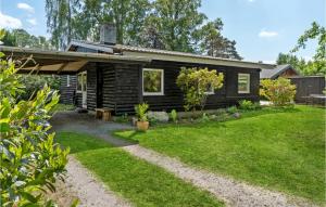 uma cabana de madeira com um quintal em frente em Amazing Home In Fredensborg With Wifi em Fredensborg