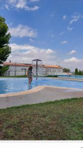 uma mulher está de pé numa piscina de água em El Refugi em Vilafamés