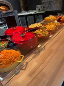 uma linha de buffet com muitos tipos diferentes de alimentos em Ganzo Boutique Hotel em Bucareste