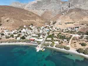 uma vista aérea de uma pequena ilha na água em Kastri Apartments em Emborios