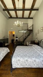 1 dormitorio con 2 camas y escalera en Anima Partenopea, en Nápoles