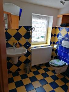 La salle de bains est pourvue d'un lavabo et de toilettes. dans l'établissement Ferienwohnung Max, à Schirgiswalde