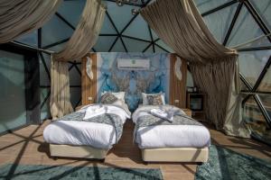 מיטה או מיטות בחדר ב-Petra Seasons luxury Resort