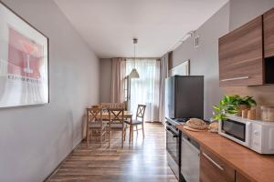 uma cozinha com um fogão e um micro-ondas em Retro Secret Apartment em Cracóvia