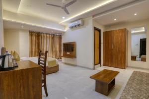 Cette chambre comprend un lit et un bureau. dans l'établissement SoonStay Konark, à Indore