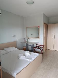 una camera da letto con un grande letto con asciugamani di Athos Bay Villa ad Ammouliani