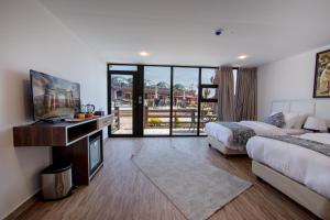 Al Ḩayy的住宿－Petra Seasons luxury Resort，酒店客房设有两张床和电视。
