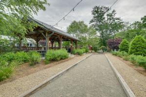 einen Gehweg in einem Garten mit Pavillon in der Unterkunft Chic Flat Rock Tiny Home with Community Pool Access! in Flat Rock