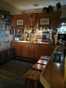 un bar con bancos de madera y barra de bar en Walkerbouts Inn, en Rhodes