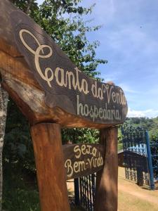 a wooden sign that says corona do youowaowa hospital at Canto do Vento Hospedaria in Santo Antônio do Pinhal