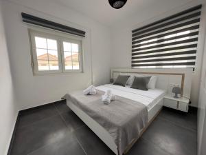 尼亚梅萨格卡拉Mesangala Sunrise的卧室里有一张床,床上放着两条毛巾。