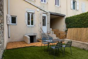 patio con mesa y sillas en Atlantic Selection - Au coeur de Dax avec jardin, en Dax