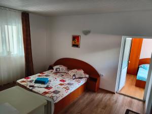 1 dormitorio pequeño con 1 cama en una habitación en Vila Olimpica, en Costinesti
