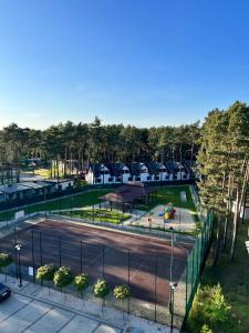 una vista aérea de una pista de tenis en Kompleks Turystyczno - Wypoczynkowy Kuznica en Sielpia Wielka