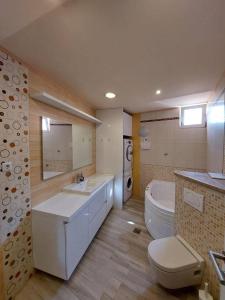 y baño con aseo, lavabo y bañera. en Guest house Klara, en Solin