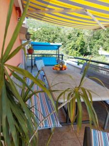- Balcón con mesa y sillas en Guest house Klara, en Solin