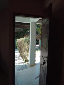 uma porta aberta com vista para um pátio em B&B Caminho da Floresta em Miguel Pereira