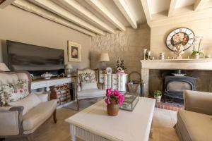 a living room with a fireplace and a tv at Le Clos des Roses in Meusnes
