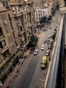 widok na ulicę miejską z samochodami i budynkami w obiekcie Cecilia Hostel w Kairze